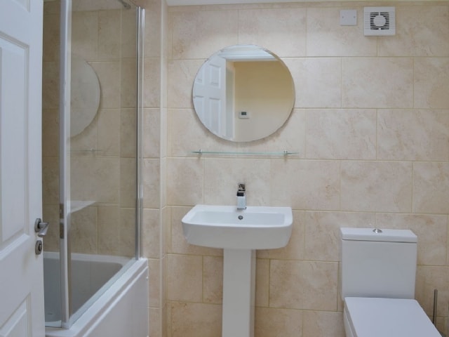 Bathroom | Ashington Holiday Cottage - Oak Cottage, Skegness