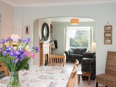 Living/dining room with bright attractive furnishingse | End House, Salcombe