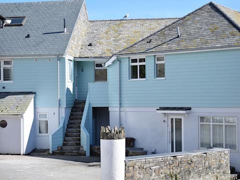 Spacious modern apartment a short distance from the town centre and the waterfront | Churchill House 4, Salcombe