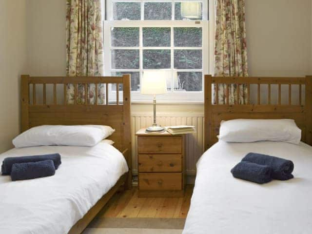 Good-sized twin bedroom | Holly Cottage, Pett