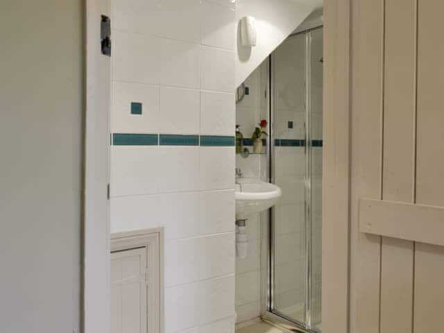 En-suite shower room | Holly Cottage, Pett