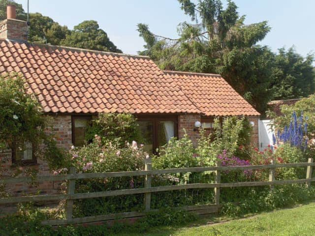 Wisteria and Rusty&rsquo;s Cottages - Wisteria Cottage, Buttercrambe, nr. York