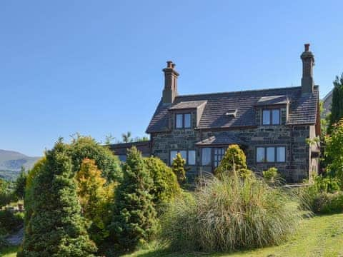 Charming detached cottage with lovely mature lawned gardens | Y Bwthyn, Llandygai, near Bangor