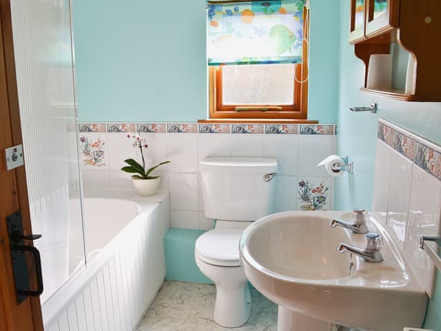 Bathroom | Eaton Barn - Eaton Barn, Burmarsh, Romney Marsh