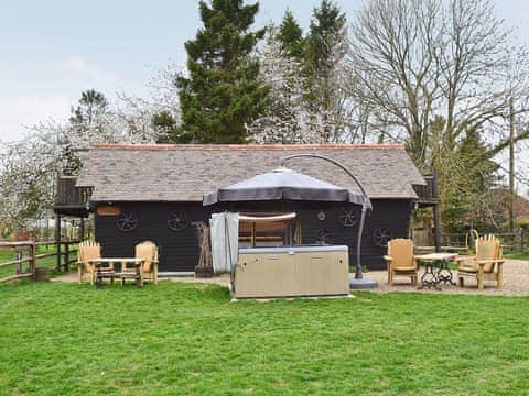 Hot tub and garden | Byre Cottages - Byre Cottage, Stelling Minnis, nr. Canterbury