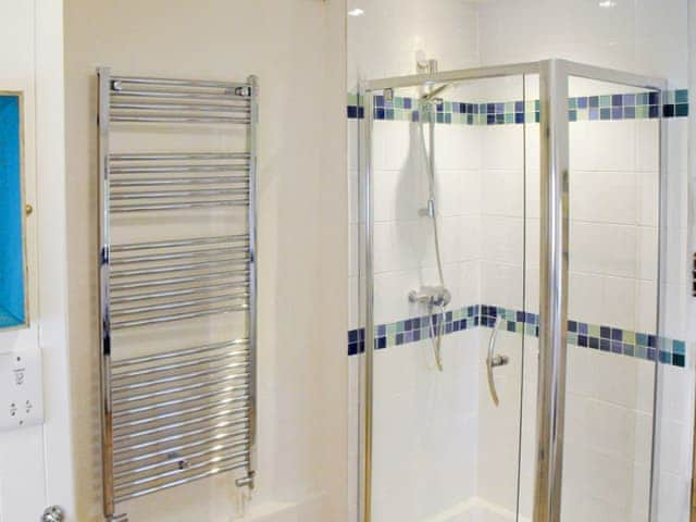 Shower in the bathroom | Bell Corner Cottage, Cratfield, Halesworth