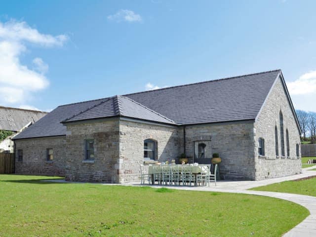 The Old Cow Shed, sleeps 16 in Kidwelly.