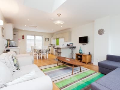 Well presented open plan living/ diing room/ kitchen | Tappers Quay 2,
