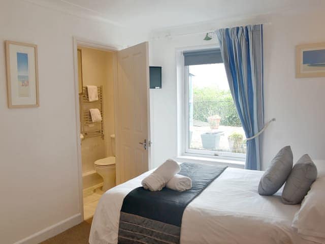 En-suite bedroom, king size bed, harbour views