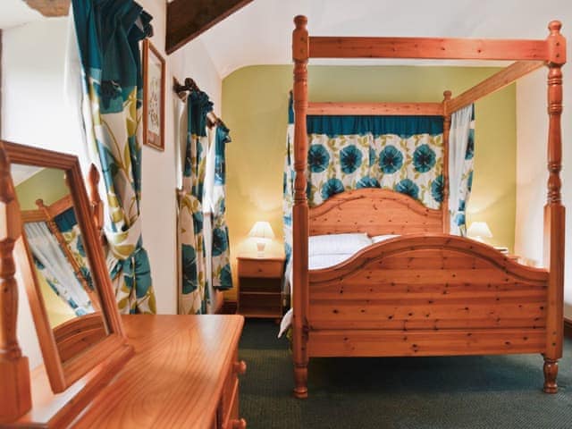 Four Poster bedroom | Triscombe Farm Country Cottages - Whortleberry Cottage, Wheddon Cross, Exmoor