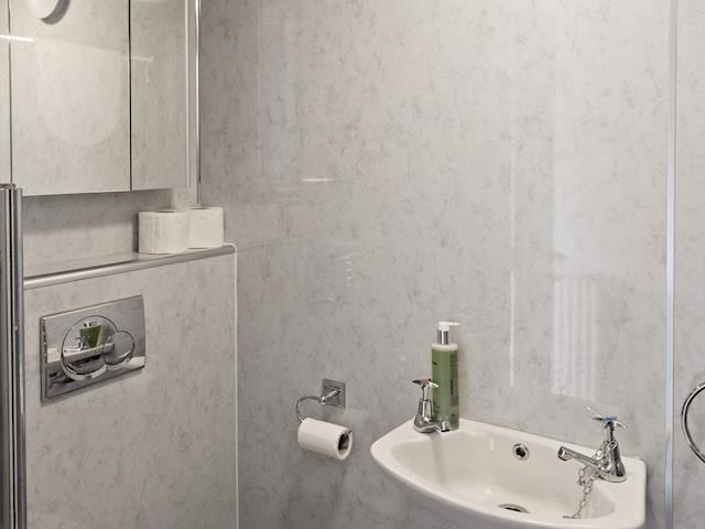 Cosy shower room | Polperro, Keswick