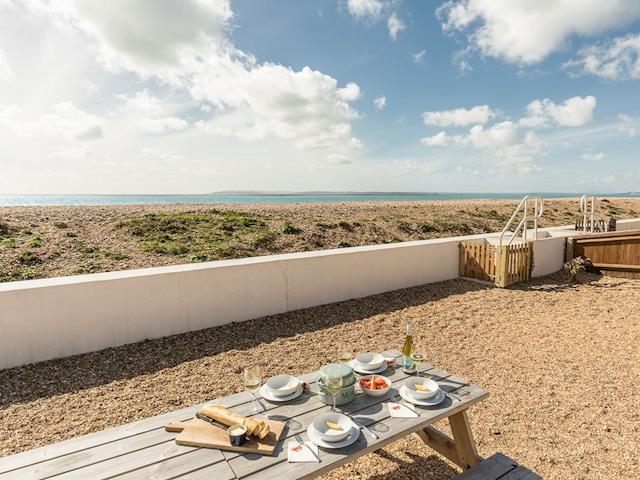 Gravelled patio with outdoor furniture | Southern Bell, Hayling Island