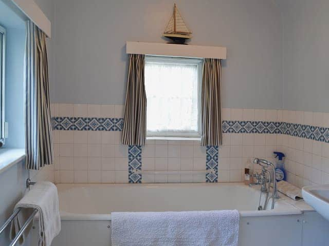 Bathroom | Apple Tree Cottage, West Wittering