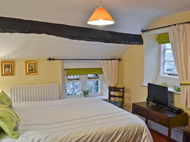 Double bedroom with king size bed | Tom&rsquo;s Cottage, Dalton-in-Furness