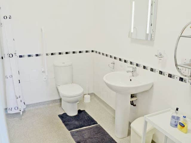 Bathroom | The 19th Acre - Pentowan Farm - Swallows, Towan Cross, nr. Porthowan