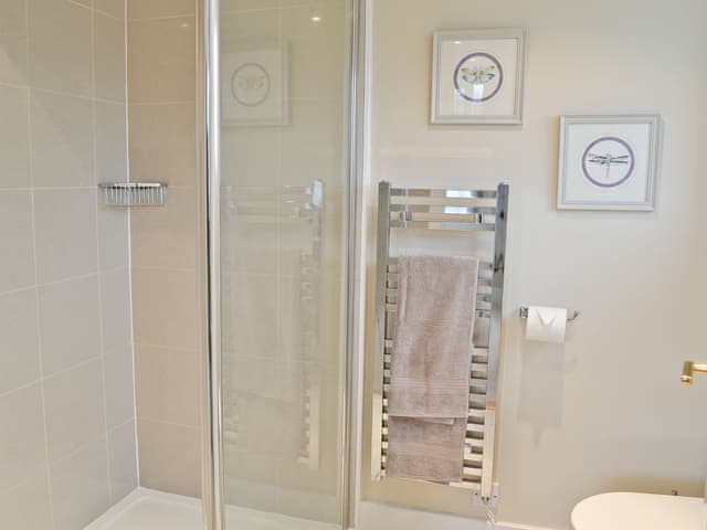 Shower room | Lea Farm Cottages - The Shearing Shed, Rye Foreign, nr. Rye