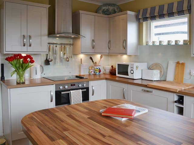 Sunny kitchen with breakfast bar | Skal, Beadnell