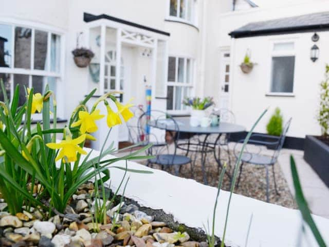 Sitting-out-area | Beachside Cottage, Shaldon, nr. Teignmouth