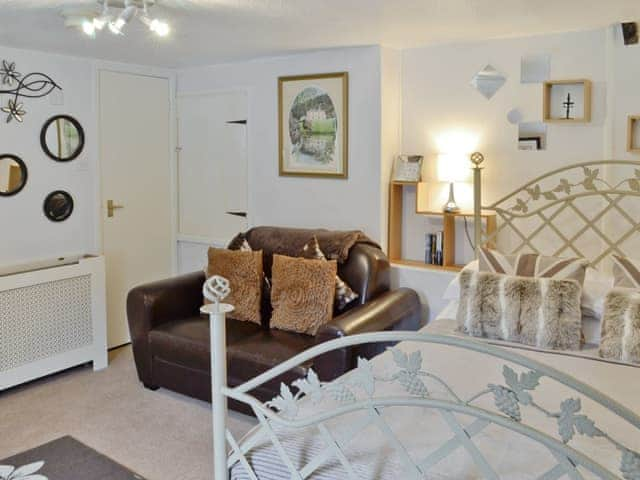 Open plan living room and double bedroom | Heron - Rosecraddoc Manor, Near Liskeard