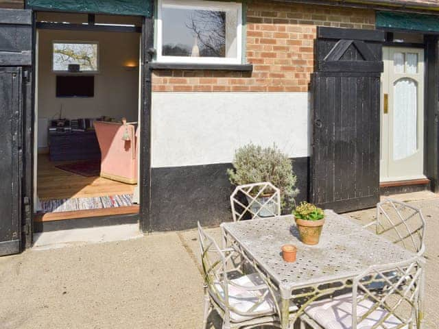 Sitting-out-area | Evie Rose Cottage, Elsenham, nr. Bishop&rsquo;s Stortford