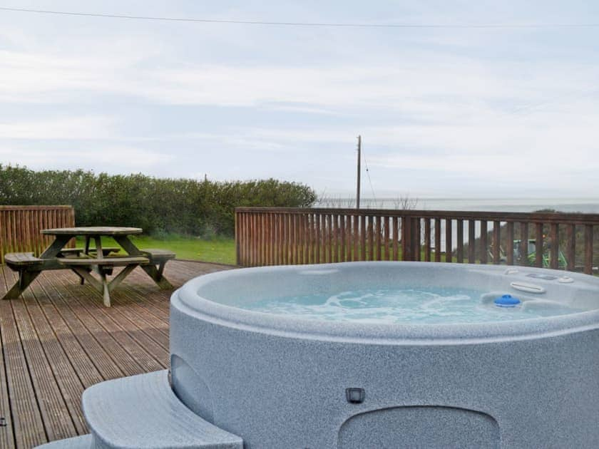 Hot tub | Colman Bach, Llangwandl near Pwllheli