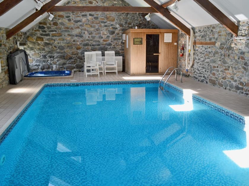 Shared swimming pool, jacuzzi and sauna | Gwynfryn Farm Holidays - Pwllheli