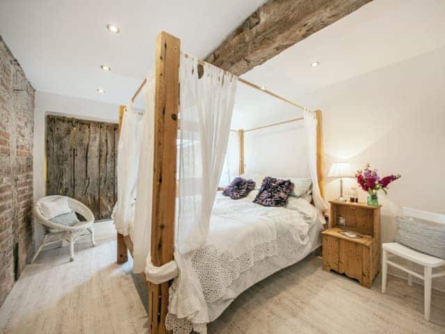 Four Poster bedroom | The West Barn, Hanley Castle