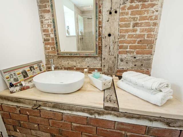 Bathroom | The West Barn, Hanley Castle