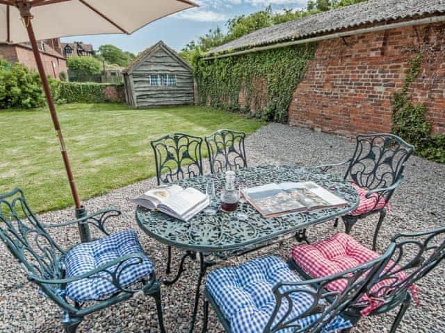 Sitting-out-area | The West Barn, Hanley Castle