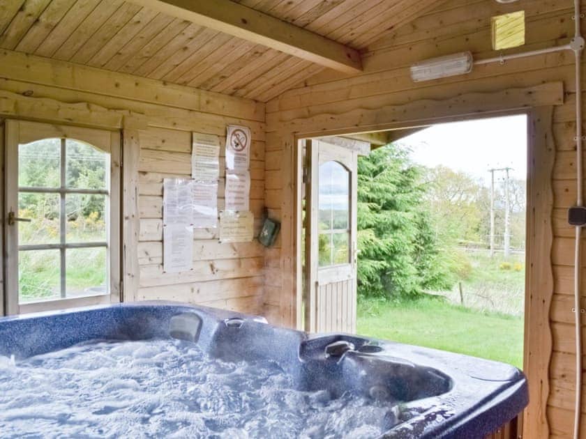 Hot tub | Fingask Log Cabin, Glenfarg