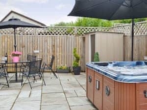 Relaxing hot tub in the garden | Dan-y-Glo, Waunarlwydd near Swansea