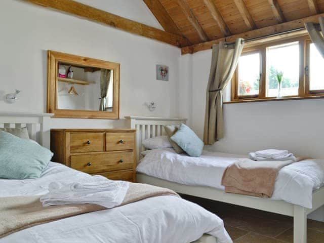 Light and airy twin bedroom | The Parlour - Milton End Farm Barns, Arlingham, near Frampton-on-Severn