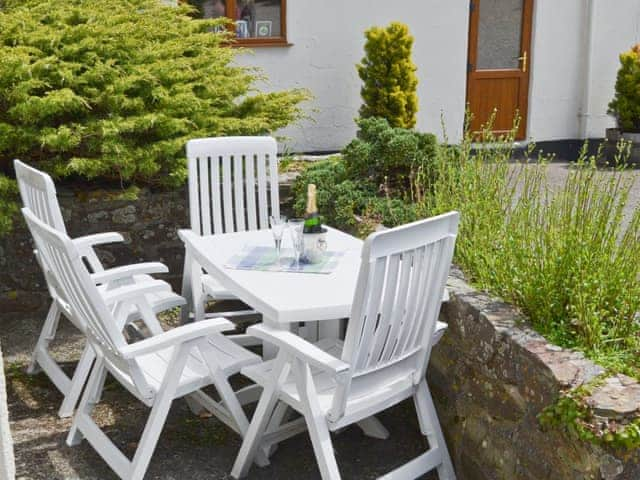 Sitting-out-area | Trecan Farm Cottages - Linhay, Lanreath, nr. Lostwithiel