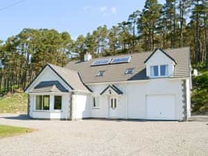 This detached cottage offers peace and seclusion in a truly stunning setting | March Cottage, Glen Cassley, near Lairg