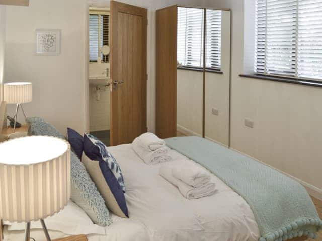 Double bedroom with en-suite | The Old Smithy, Penelewey, near Truro