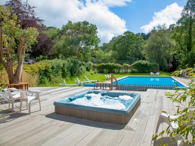 Outdoor hot tub | Tuckenhay Mill - Bow Creek, between Dartmouth and Totnes