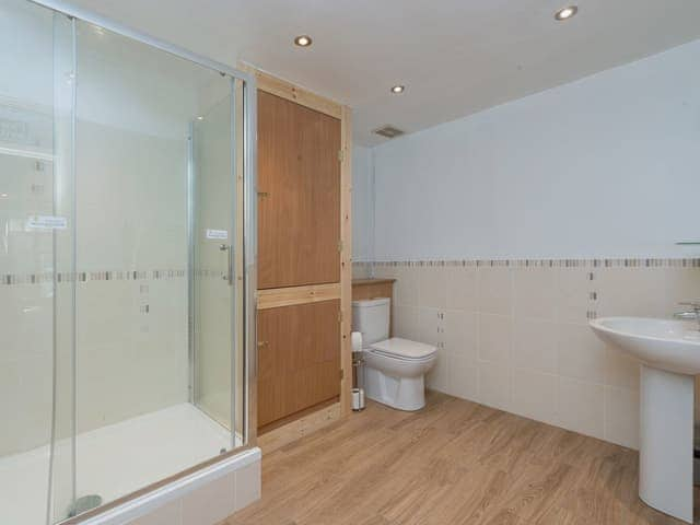 En-suite | Clusters Chapel, Belper