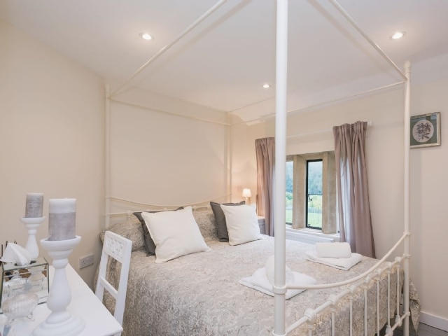 Four Poster bedroom | Hall Cottage, Oxnead, nr. Aylsham