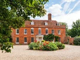 Eldred House, sleeps 16 in Colchester.
