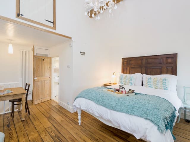 Beautiful spacious double bedroom with en-suite | The Wee House on the Hill, Wirksworth, near Matlock
