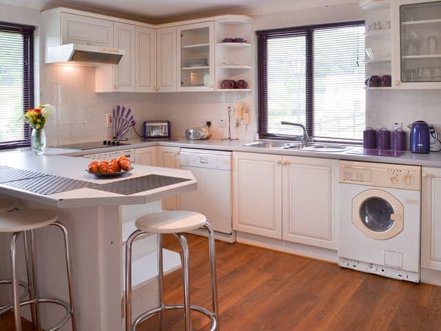 Kitchen/diner | Lake View Cottage - Rosecraddoc Manor, Liskeard