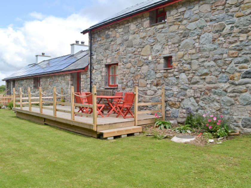 Decking and well maintained garden to rear of property | T&#375; Cai - Tai Coch Chatham, Llandwrog, near Caernarfon