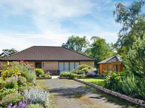 Delightful, centrally situated holiday cottage | Eilean Donan, Kirknewton near East Calder