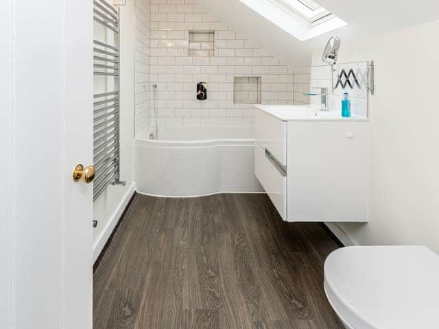 Modern bathroom | Pond Cottage, Boldre, near Lymington