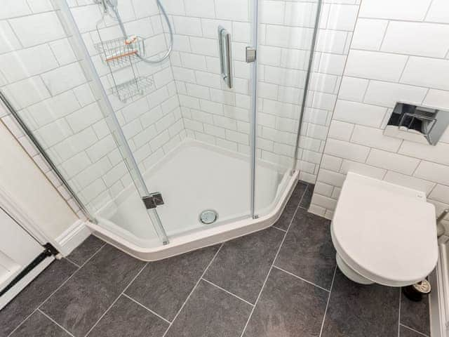 Jack and Jill shower room | Pond Cottage, Boldre, near Lymington