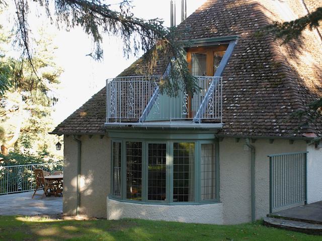 Lady Bluebell (lower) and the balcony of The Giddy Limit | Sandford Country Cottages