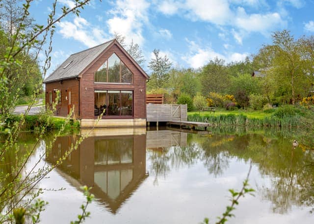 Lower Lake Boathouse - Anglesey Lakeside Lodges, Anglesey