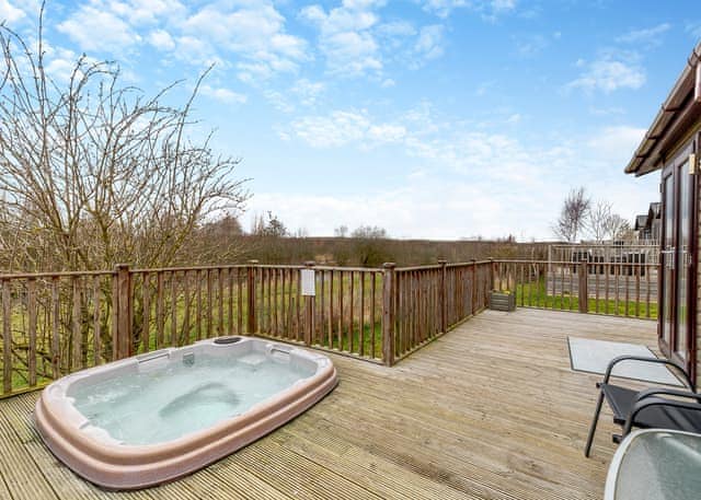 Oak Deluxe 4 - Ashby Woulds Lodges and Spa, Overseal, Nr Ashby-de-la-Zouch