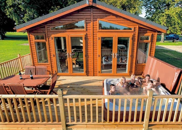 Field View 2 Deluxe - Athelington Hall Farm Lodges, Horham, Eye