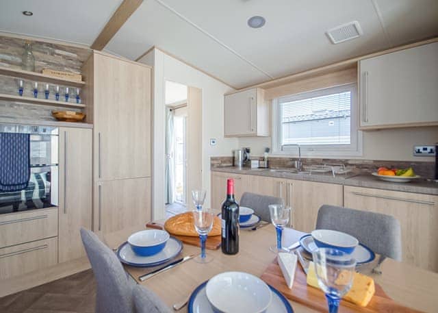 Platinum 3 Pet Friendly Caravan Decking - Brynteg Country and Leisure Retreat, Llanrug